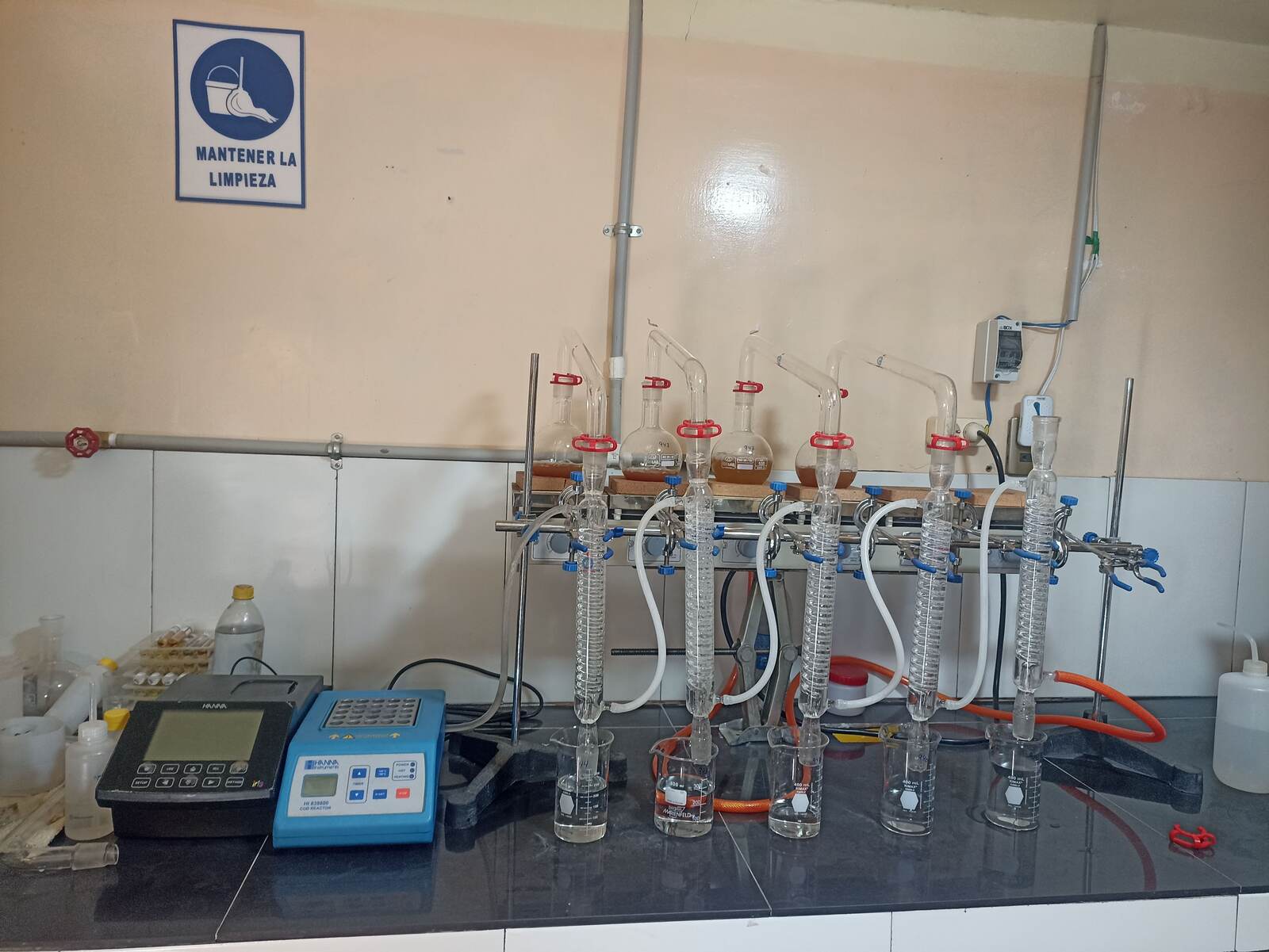 Batería de equipos de destilación en el laboratorio de LIMASOL para análisis clásico de agua