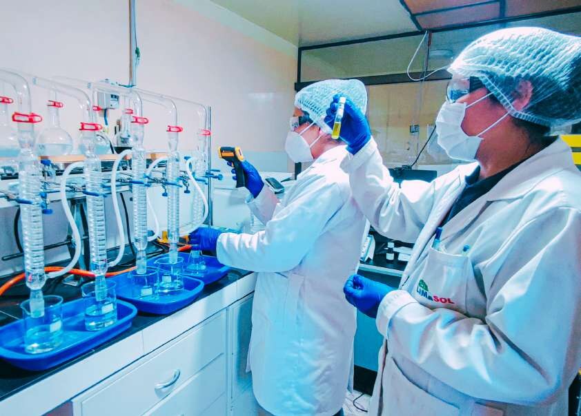 Técnicas de LIMASOL realizando análisis químico en el laboratorio