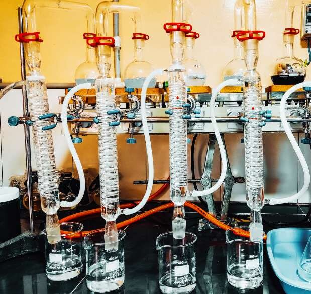 Batería de equipos de destilación en el laboratorio de LIMASOL para análisis químico de agua