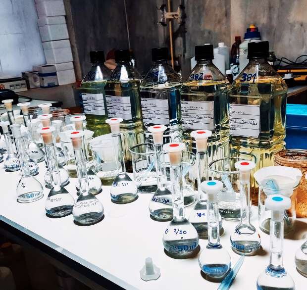 Reactivos y muestras preparadas en el laboratorio de LIMASOL para análisis químico