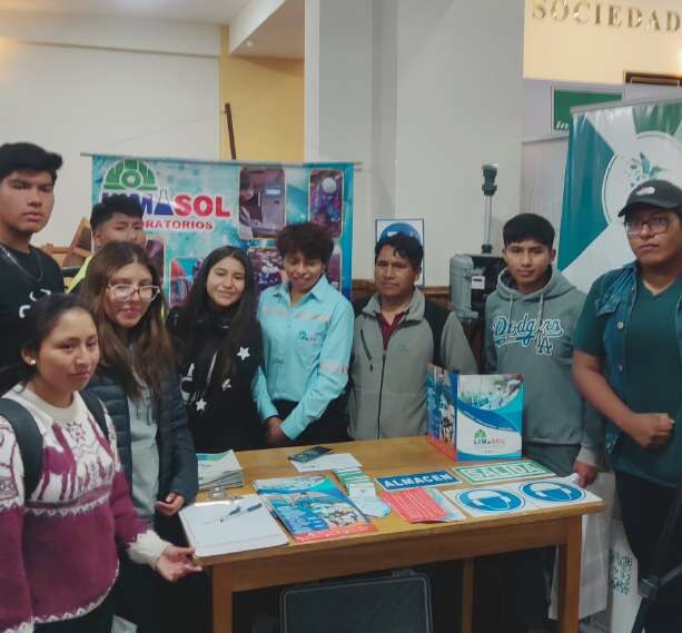 Equipo de LIMASOL en una feria de capacitación con material informativo