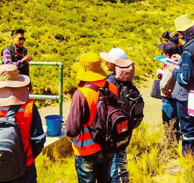 Equipo de LIMASOL brindando consultoría y capacitación técnica en campo a un grupo de trabajadores