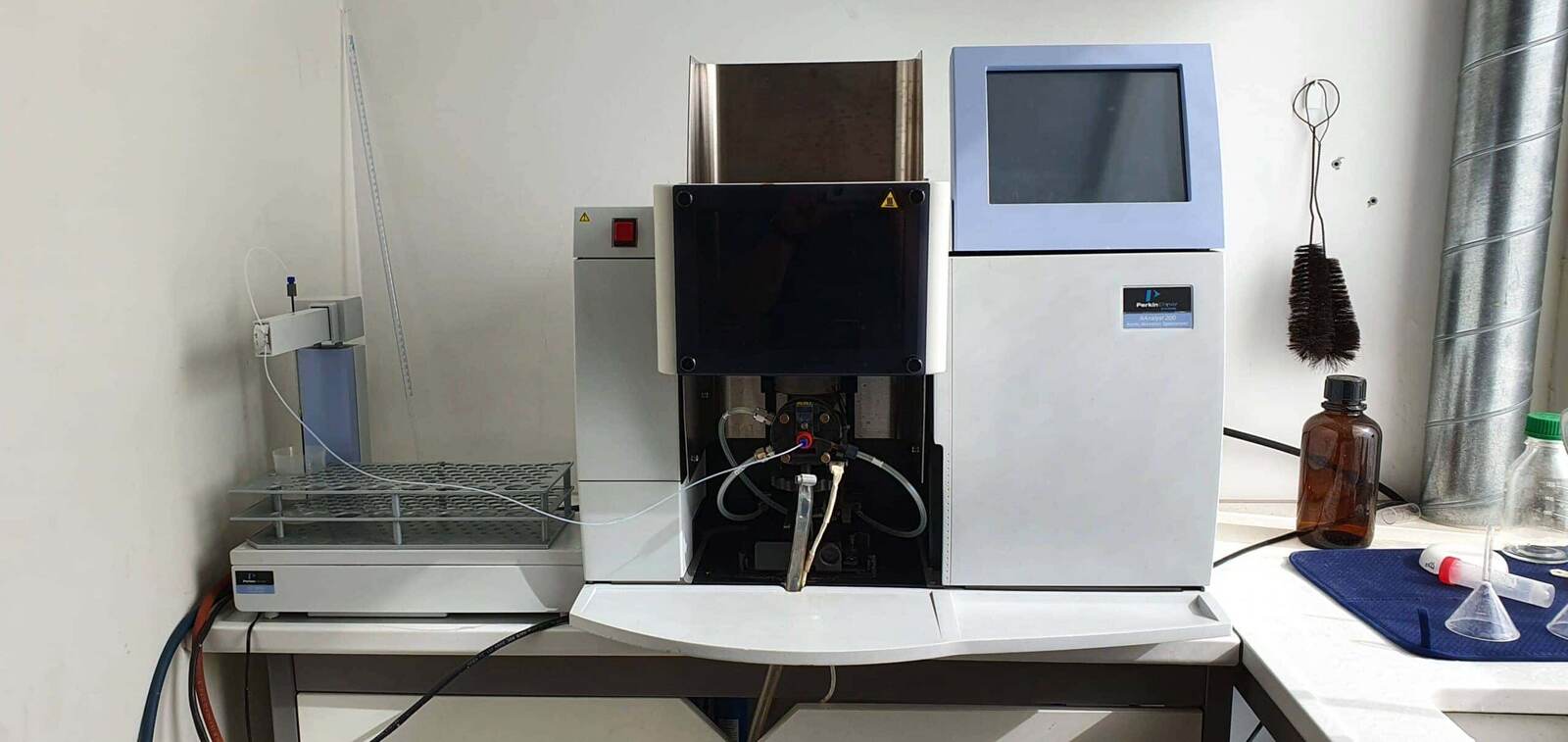 Espectrómetro de absorción atómica PerkinElmer AAnalyst 200 del laboratorio LIMASOL, usado en la determinación de metales