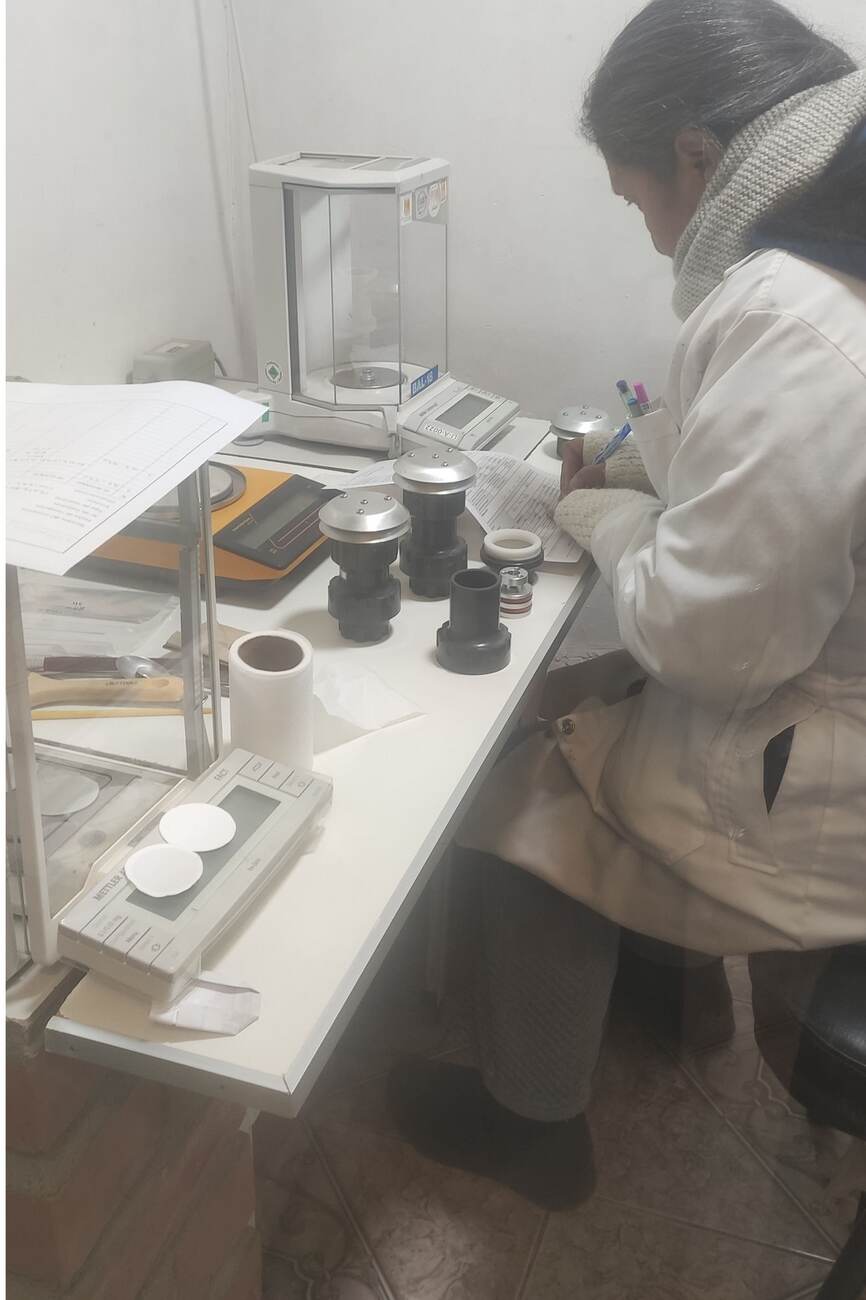 Balanza analítica del laboratorio de LIMASOL usada en la determinación gravimétrica de muestras de suelo