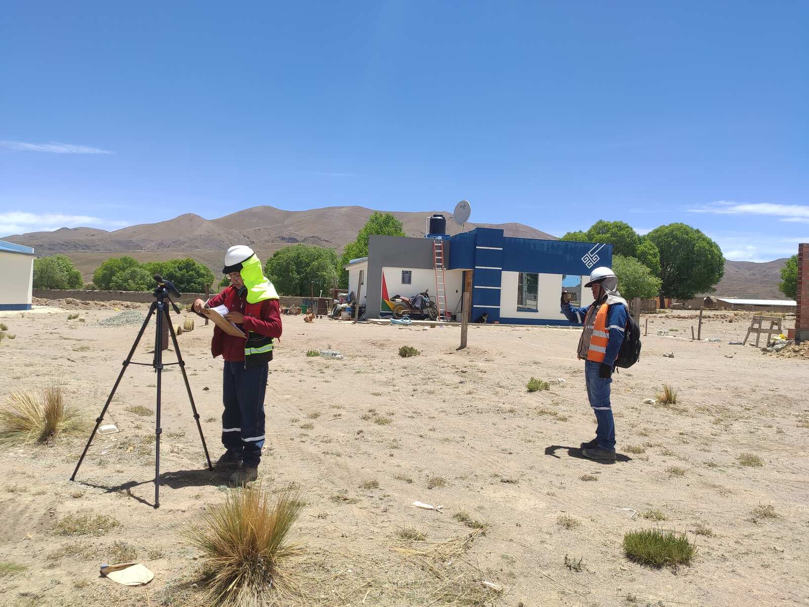 Técnicos de LIMASOL realizando monitoreo de ruido ambiental con sonómetro en trípode, Oruro
