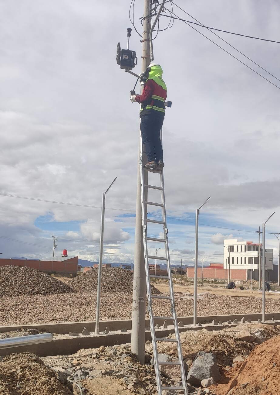 Muestreador de partículas PM10 instalado en poste para monitoreo de calidad del aire